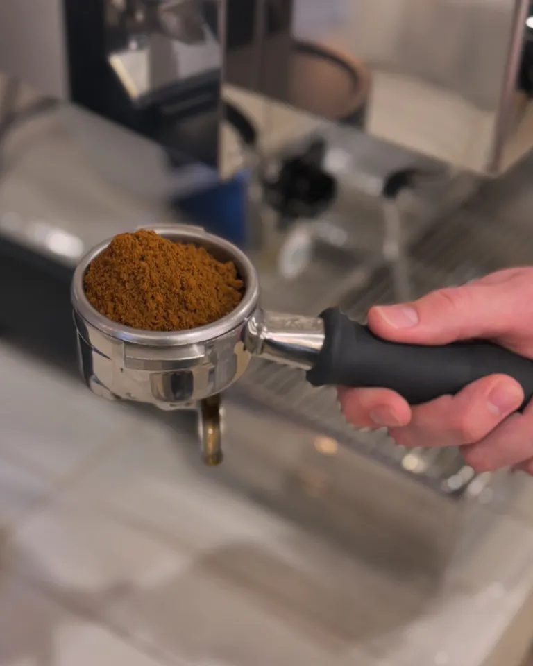 Portafiltro con café molido recién preparado
